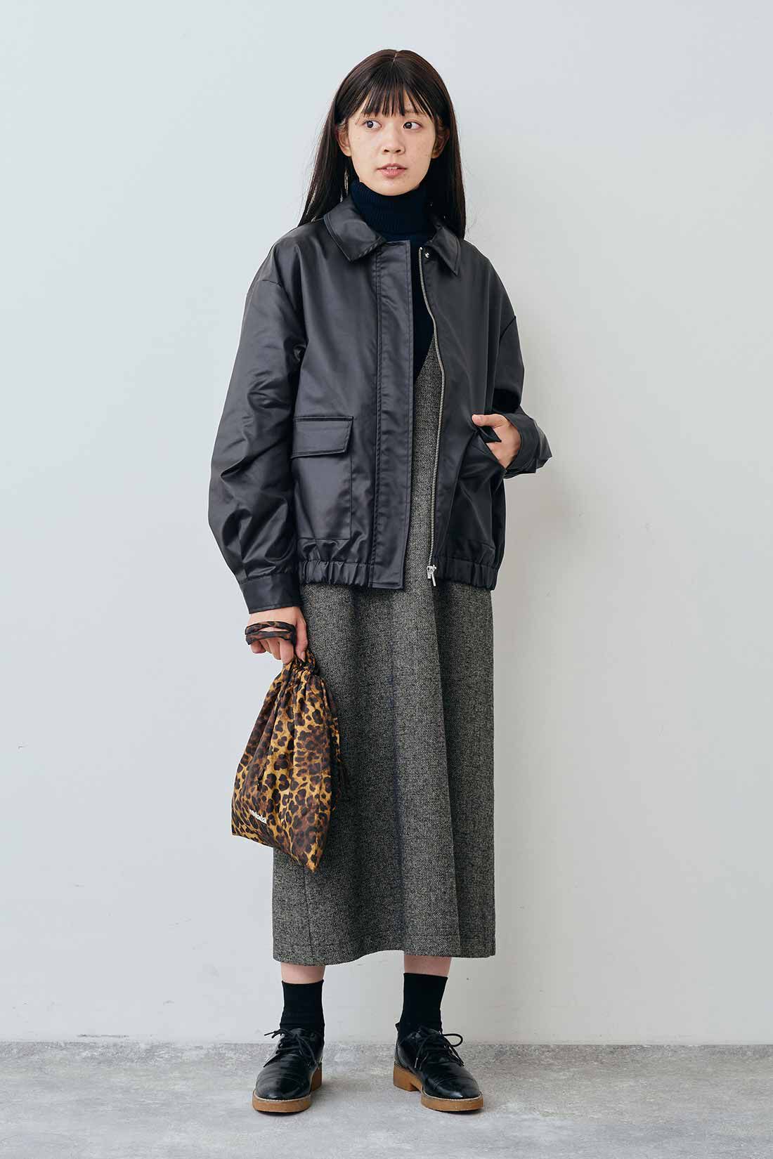 THREE FIFTY STANDARD|ヴィンテージライクなレザー見えブルゾン〈ブラック〉とヘリンボーン素材のジャンパースカート〈チャコールブラウン〉のコーディネート