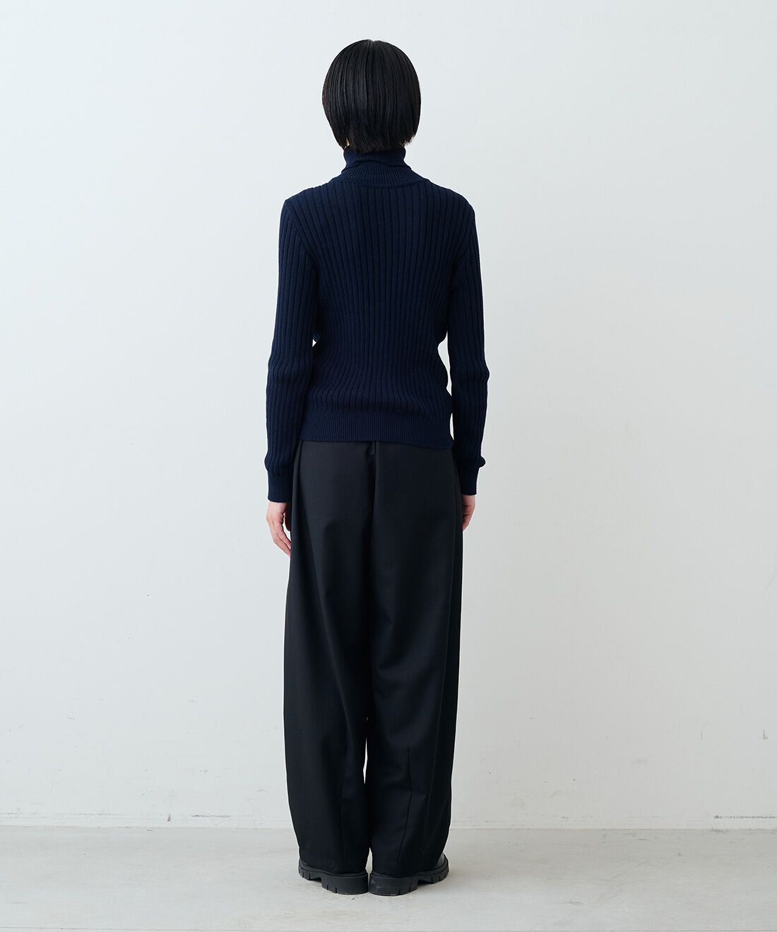 THREE FIFTY STANDARD|タック テーパードパンツ〈ブラック〉のコーディネート|モデル身長：163cm 着用サイズ：M