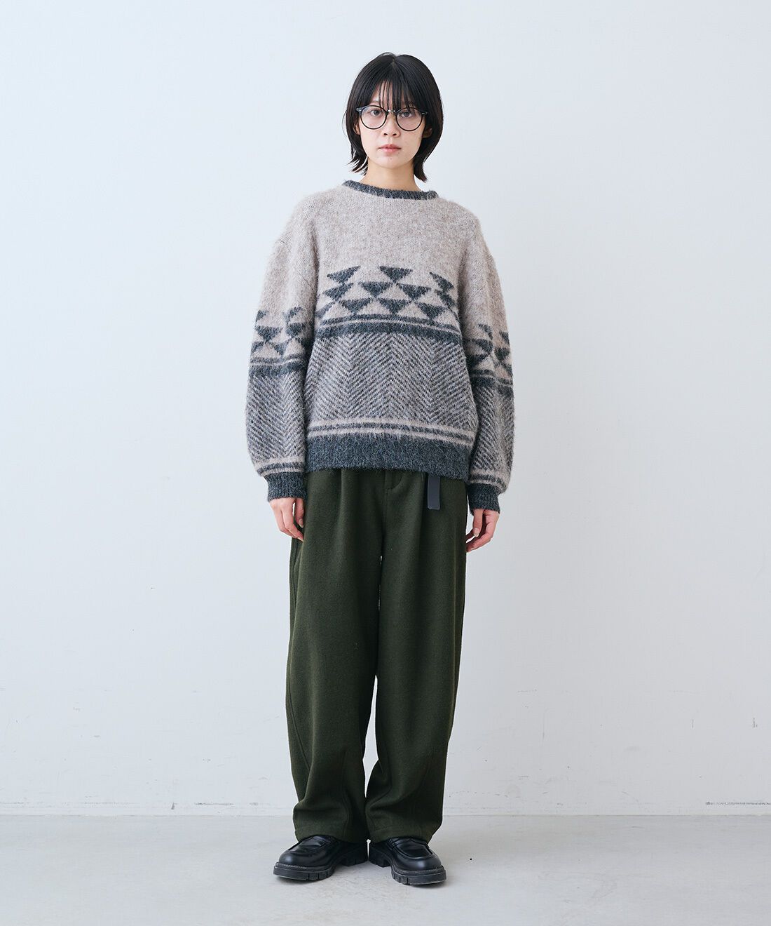 THREE FIFTY STANDARD|ふんわりジャカードニットセーター〈ブラウンベージュ〉とレザーのワイド ボストンバッグ〈ブラック〉のコーディネート