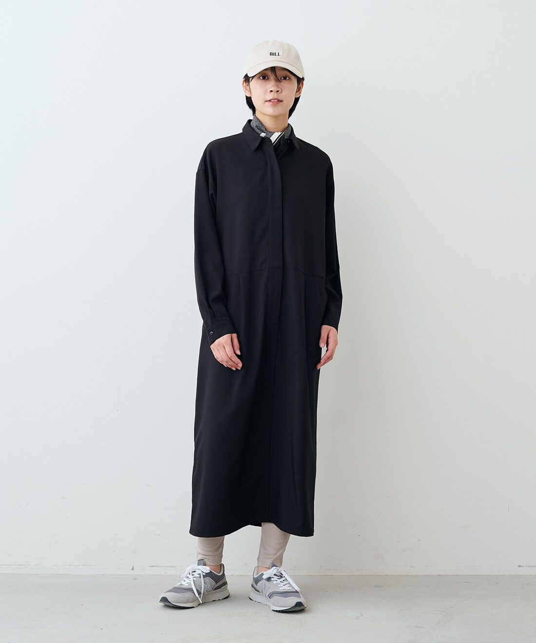 THREE FIFTY STANDARD|ボックスシルエットの比翼ワンピース〈ブラック〉とやさしい肌ざわりシルク混 レギンスのコーディネート|モデル身長：163cm 着用サイズ：M
