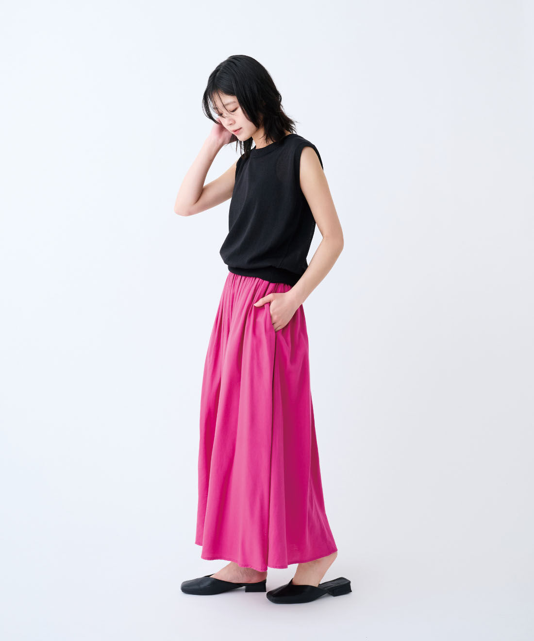 THREE FIFTY STANDARD|THREE FIFTY STANDARD　金子敦子さんと作った日本製のシアーなノースリーブニット〈ブラック〉|モデル身長：163cm　着用サイズ：M