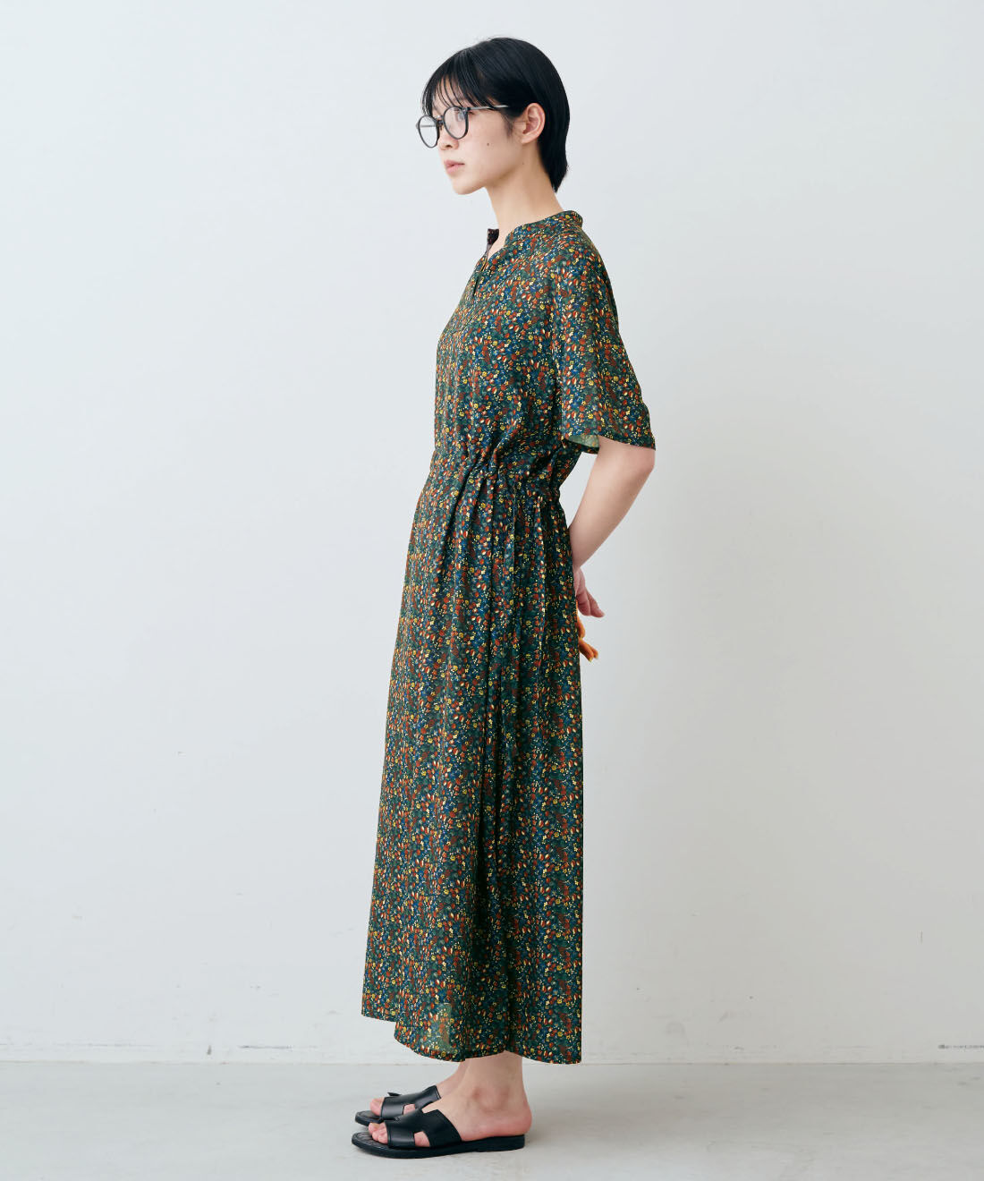 THREE FIFTY STANDARD|THREE FIFTY STANDARD　ミュルーズモダン　シルエットを変えられる ヴィンテージプリントワンピース〈ネイビー〉|モデル身長：163cm　着用サイズ：M