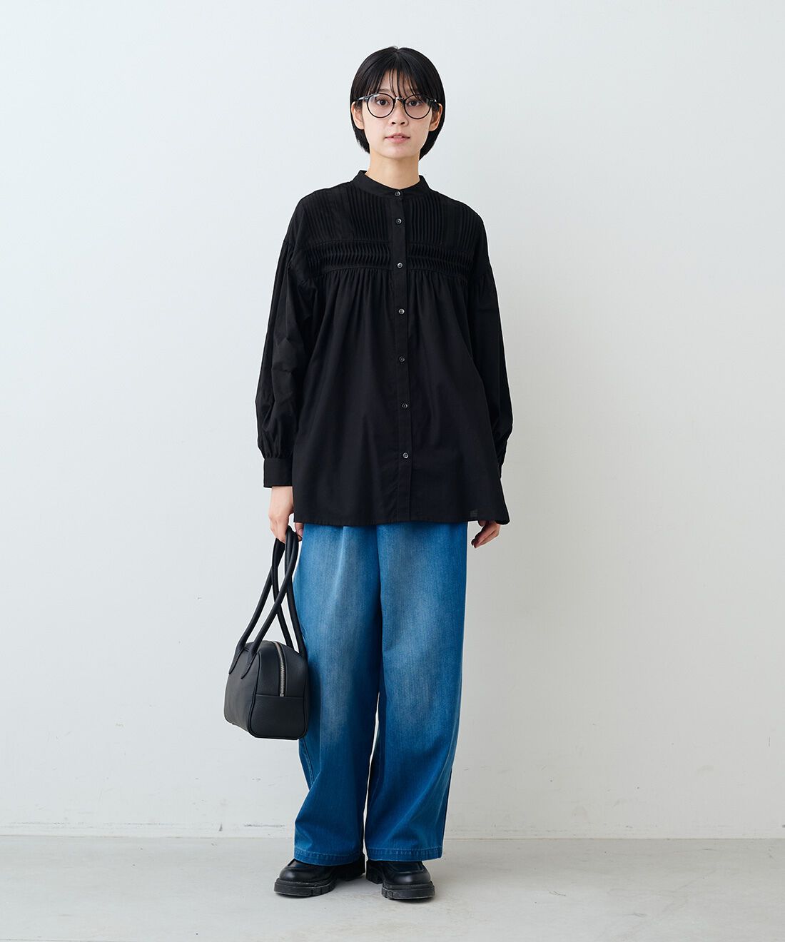 THREE FIFTY STANDARD|ラップ デニム ワイドパンツとレザーのワイド ボストンバッグ〈ブラック〉のコーディネート|モデル身長：163cm 着用サイズ：M