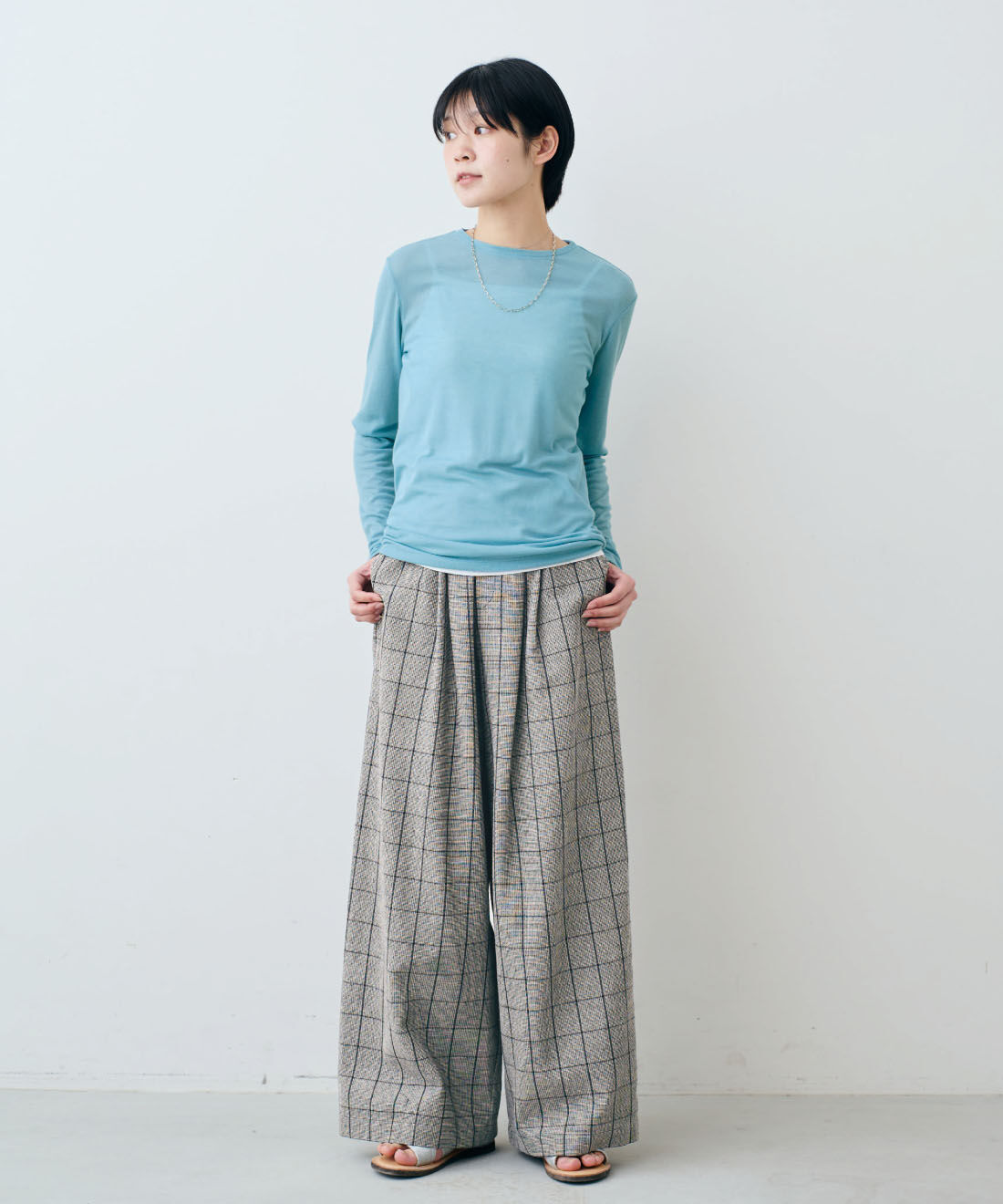 THREE FIFTY STANDARD|綿混 ベア天じく ブラキャミソールと綿100％ モノトーンチェック ワイドパンツと日本製 2-WAY チェーン ネックレスのコーディネート