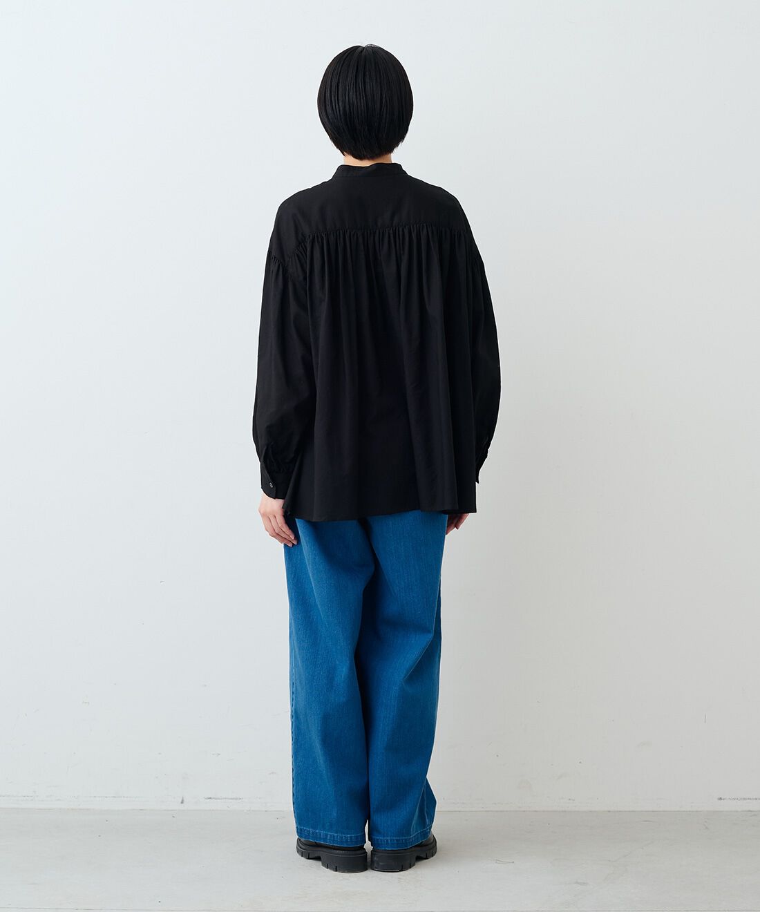 THREE FIFTY STANDARD|ラップ デニム ワイドパンツとレザーのワイド ボストンバッグ〈ブラック〉のコーディネート|モデル身長：163cm 着用サイズ：M