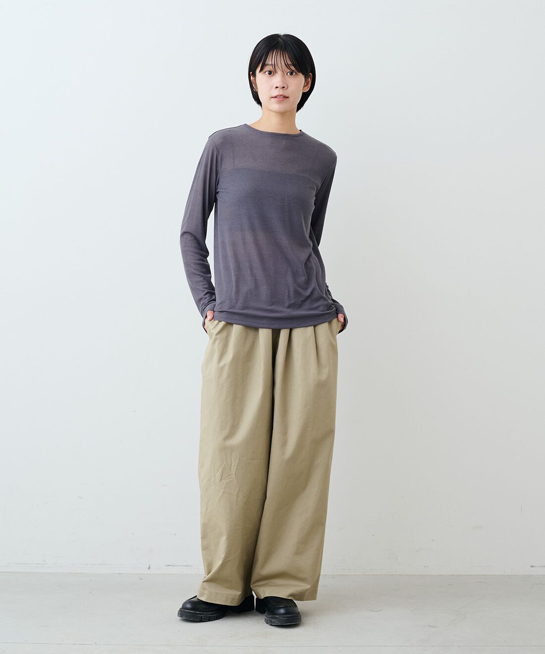 THREE FIFTY STANDARD|綿麻タック イージーパンツ〈カーキベージュ〉のコーディネート|モデル身長：163cm 着用サイズ：M