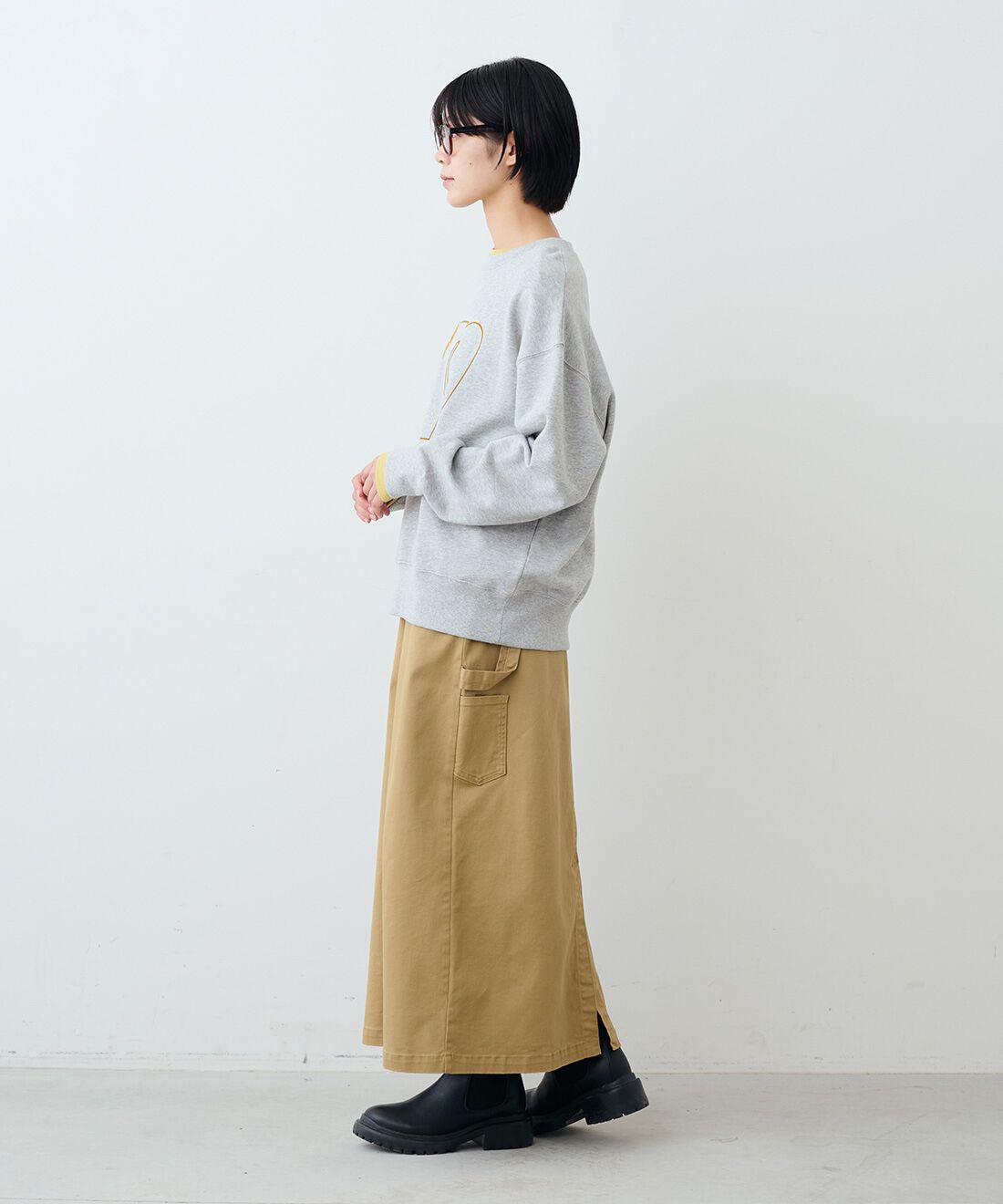 THREE FIFTY STANDARD|Princeクルーネック スウェッ トップス〈杢グレー〉とシアーなカットソートップスの会とカツラギ ペインタースカート〈カーキベージュ〉のコーディネート|モデル身長：163cm 着用サイズ：M