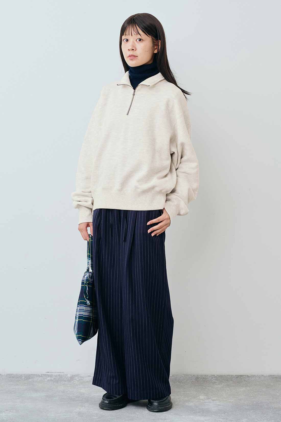 THREE FIFTY STANDARD|小谷実由さんコラボ ハーフジップスウェット〈オートミール〉とウエスト総ゴム ピンストライプのワイドパンツ〈ネイビー〉のコーディネート