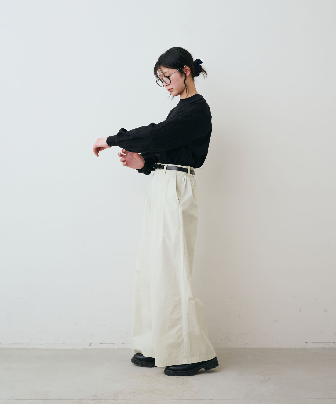 THREE FIFTY STANDARD|THREE FIFTY STANDARD　接触冷感コットンダンプ生地のワイドパンツ〈グレイッシュアイボリー〉|モデル身長：163cm　着用サイズ：M