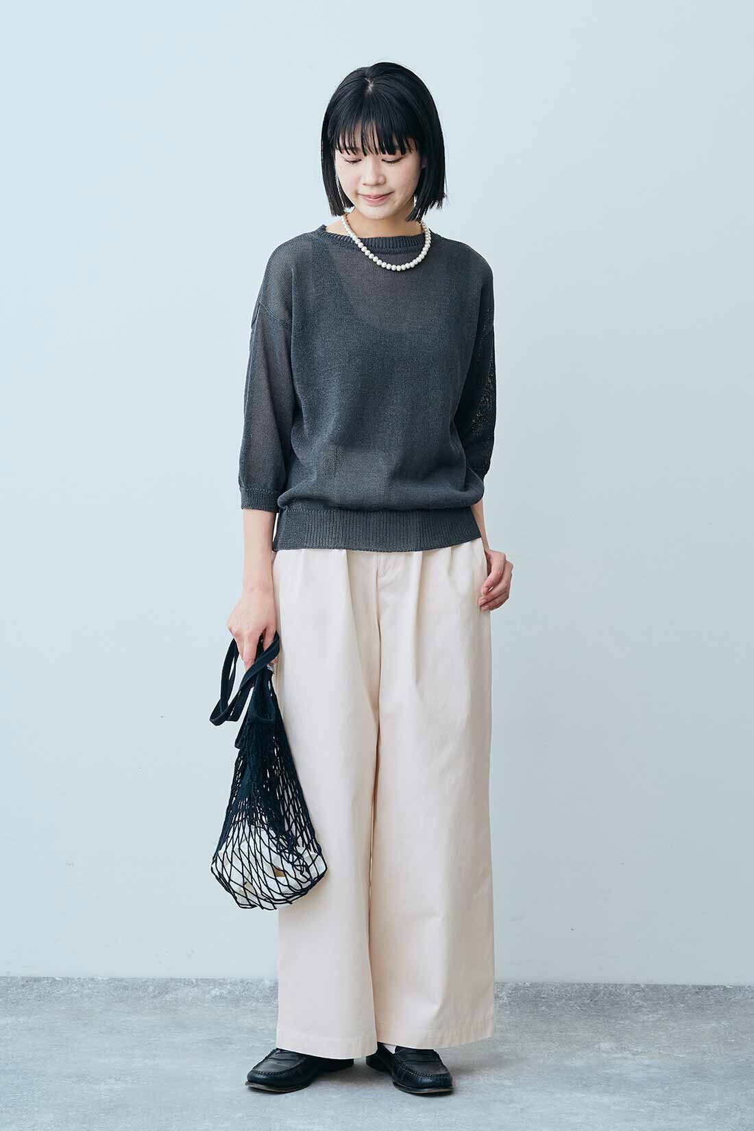 THREE FIFTY STANDARD|和紙混 2-WAYトップス〈チャコールグレー〉と桜の木のウッドパールネックレス　ＴＦＳのコーディネート|モデル身長：163cm 着用サイズ：M