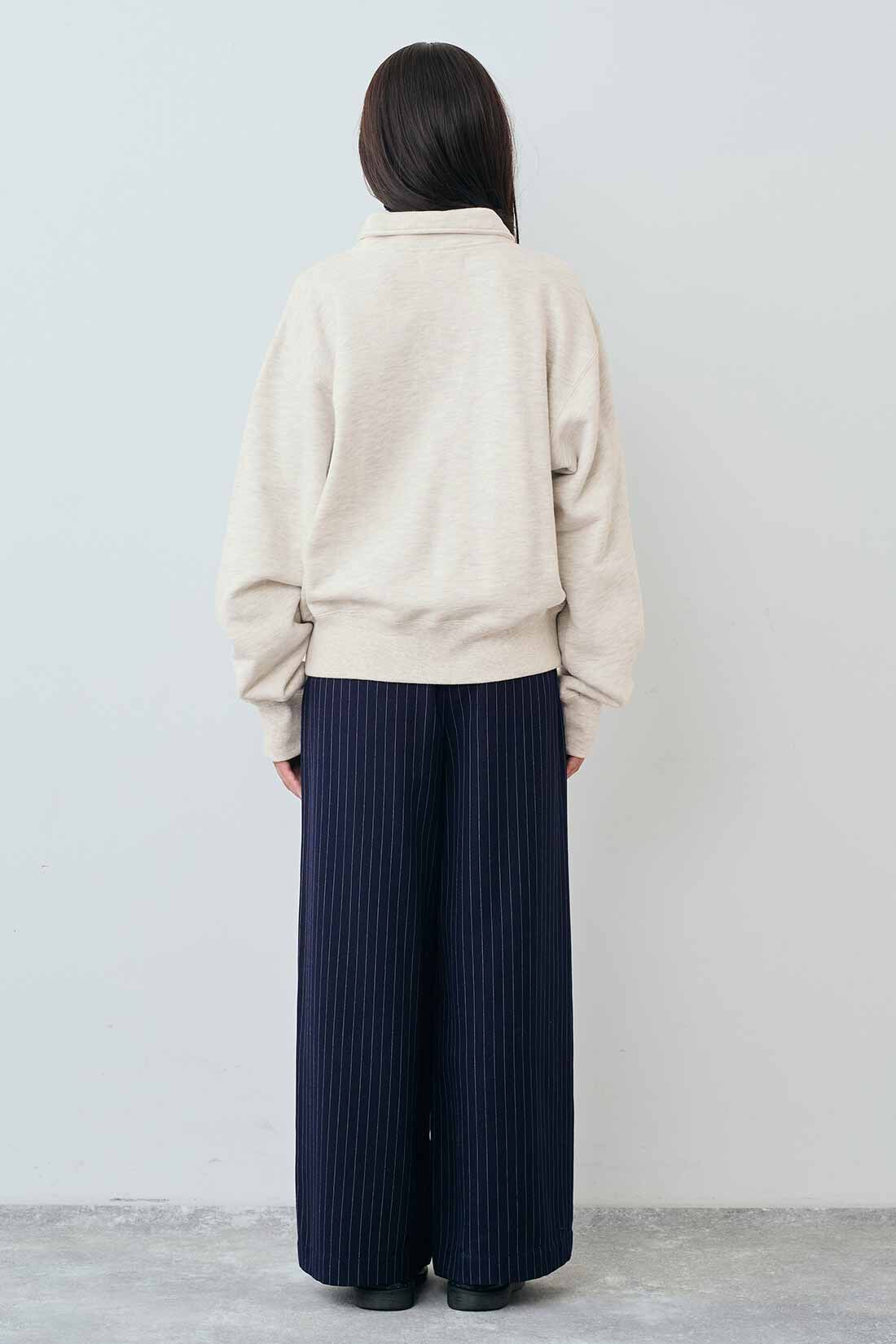 THREE FIFTY STANDARD|小谷実由さんコラボ ハーフジップスウェット〈オートミール〉とウエスト総ゴム ピンストライプのワイドパンツ〈ネイビー〉のコーディネート