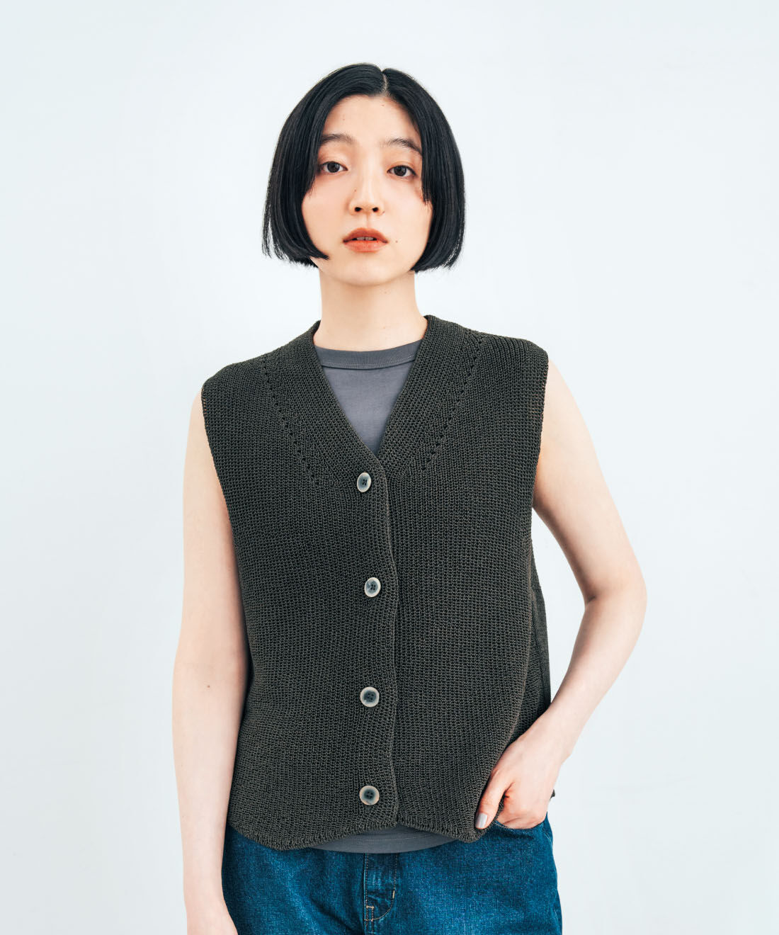 THREE FIFTY STANDARD | 日本製の和紙混 Vネックベスト〈チャコールグレー〉