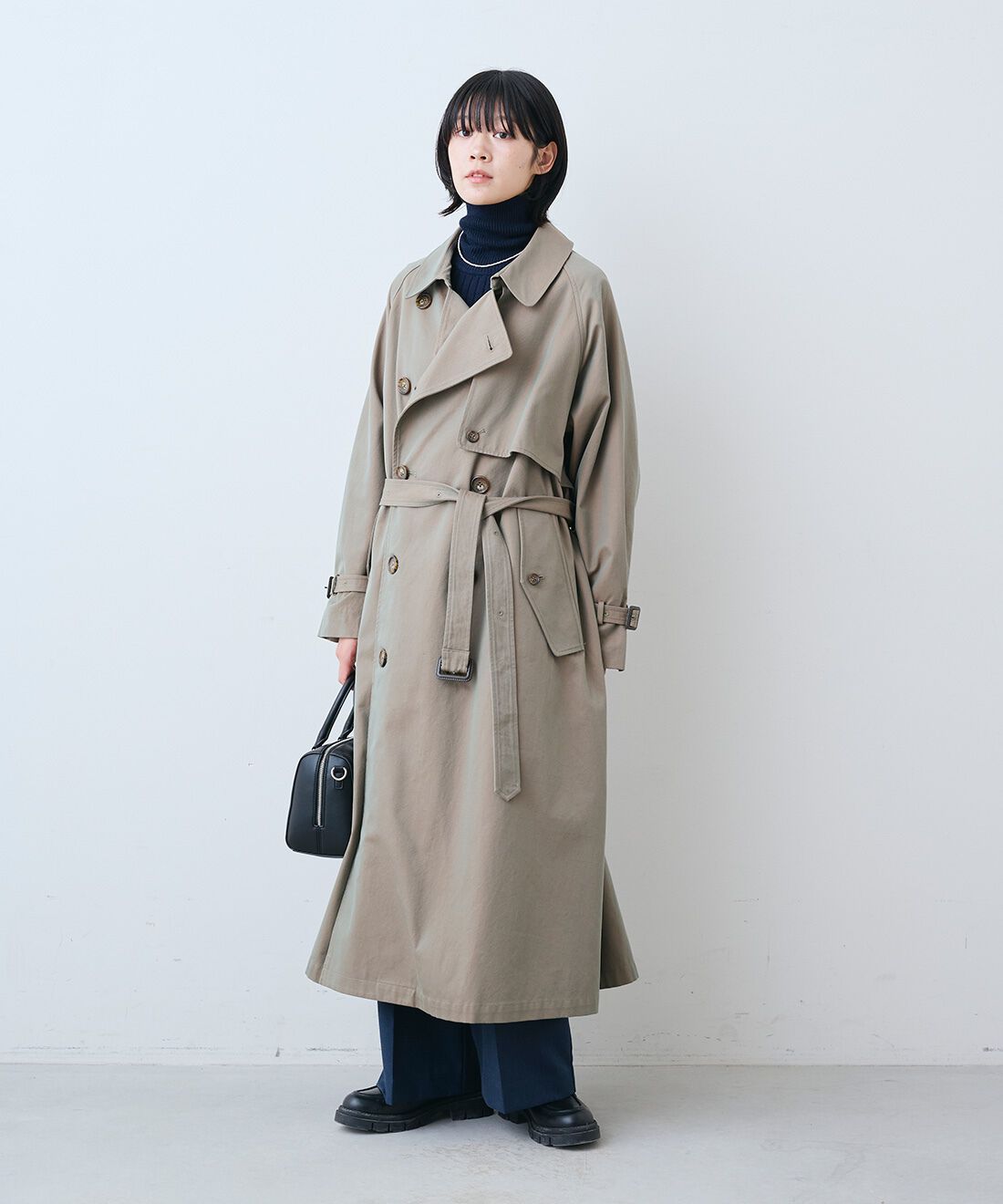 THREE FIFTY STANDARD|小谷実由さんと作った玉虫色のトレンチコート〈カーキグリーン〉と日本製コットン100％ リブ タートルのコーディネート