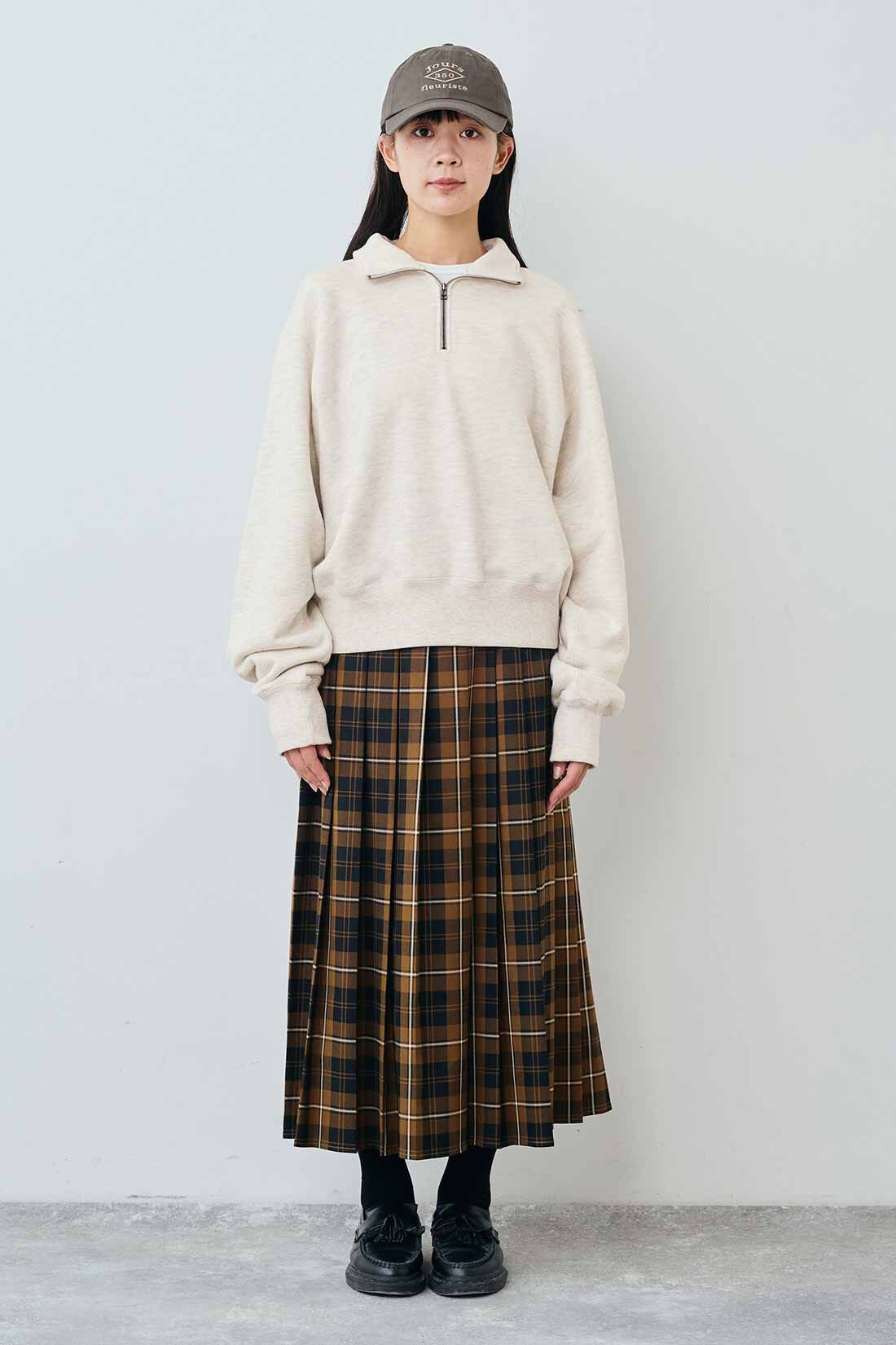 THREE FIFTY STANDARD|小谷実由さんコラボ ハーフジップスウェット〈オートミール〉とPeter MacArthur チェックのプリーツスカート〈ブラウン〉と刺しゅう スーベニアキャップ〈チャコールブラウン〉のコーディネート