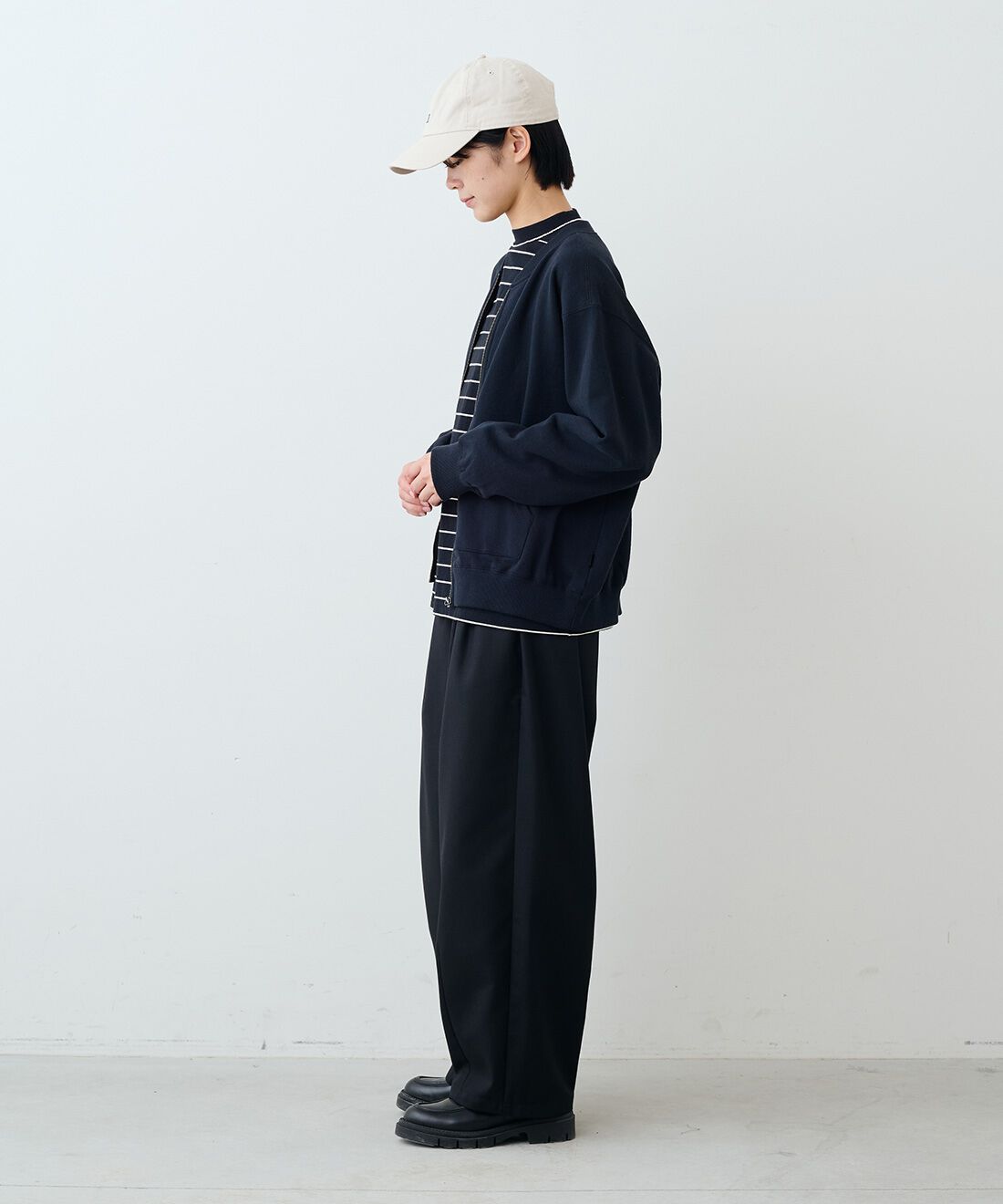 THREE FIFTY STANDARD|タック テーパードパンツ〈ブラック〉とレザーのワイド ボストンバッグ〈ブラック〉のコーディネート|モデル身長：163cm 着用サイズ：M