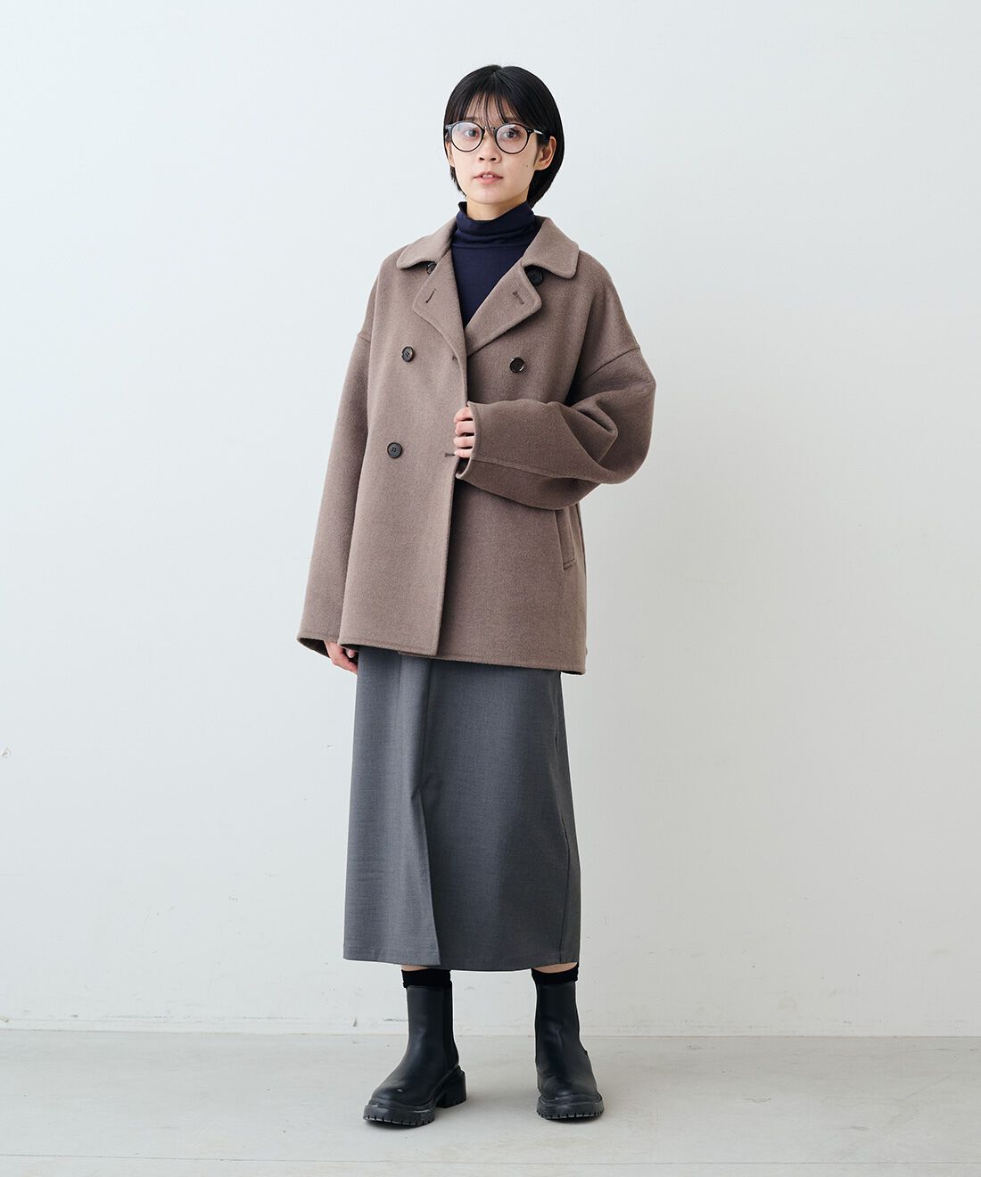 THREE FIFTY STANDARD|ウール混 リバーPコート 〈モカブラウン〉とやさしい肌ざわりシルク混 カットソー タートルのコーディネート|モデル身長：163cm 着用サイズ：M