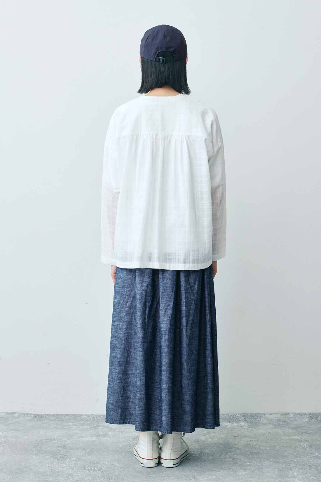 THREE FIFTY STANDARD|シルケット加工Ｔシャツ　ＴＦＳとインディゴブルーのギャザースカート　ＴＦＳと金子さんコンパクトキャップＧＹ　ＴＦＳのコーディネート|モデル身長：163cm 着用サイズ：M