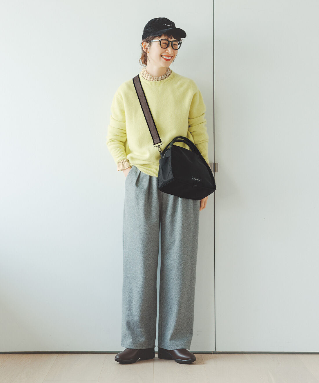 frauglatt|きれいめなのにたっぷり入る 2-WAYショルダーバッグ〈撥水〉と晴雨兼用 パンプス気分で履きやすさ5つ星シューズと上品フリルの伸びやかなブラウスときれいめなのにたっぷり入る 2-WAYショルダーバッグ〈撥水〉とカットソーで着心地らくちんヘリンボーンセミワイドパンツのコーディネート
