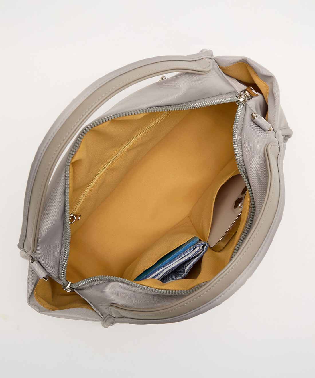 frauglatt|フラウグラット きれいめなのにたっぷり入る♪ ころりんフォルム2-WAYショルダーバッグ〈撥水（はっすい）〉の会|内側にはオープンポケットがふたつと、ファスナーポケットがひとつ。