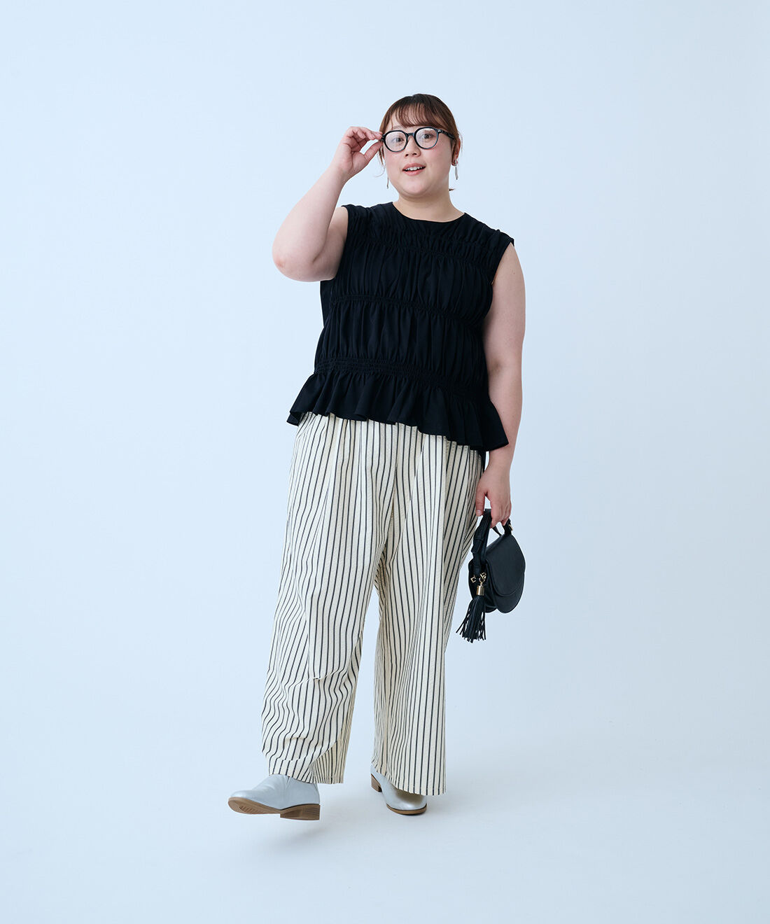 Live in  comfort|シャーリング&times;マント風シルエットで華奢見えノースリーブ ブラウス〈ブラック〉とはまじさん かけるだけでオシャレ見えする調光サングラス〈ブラック〉のコーディネート