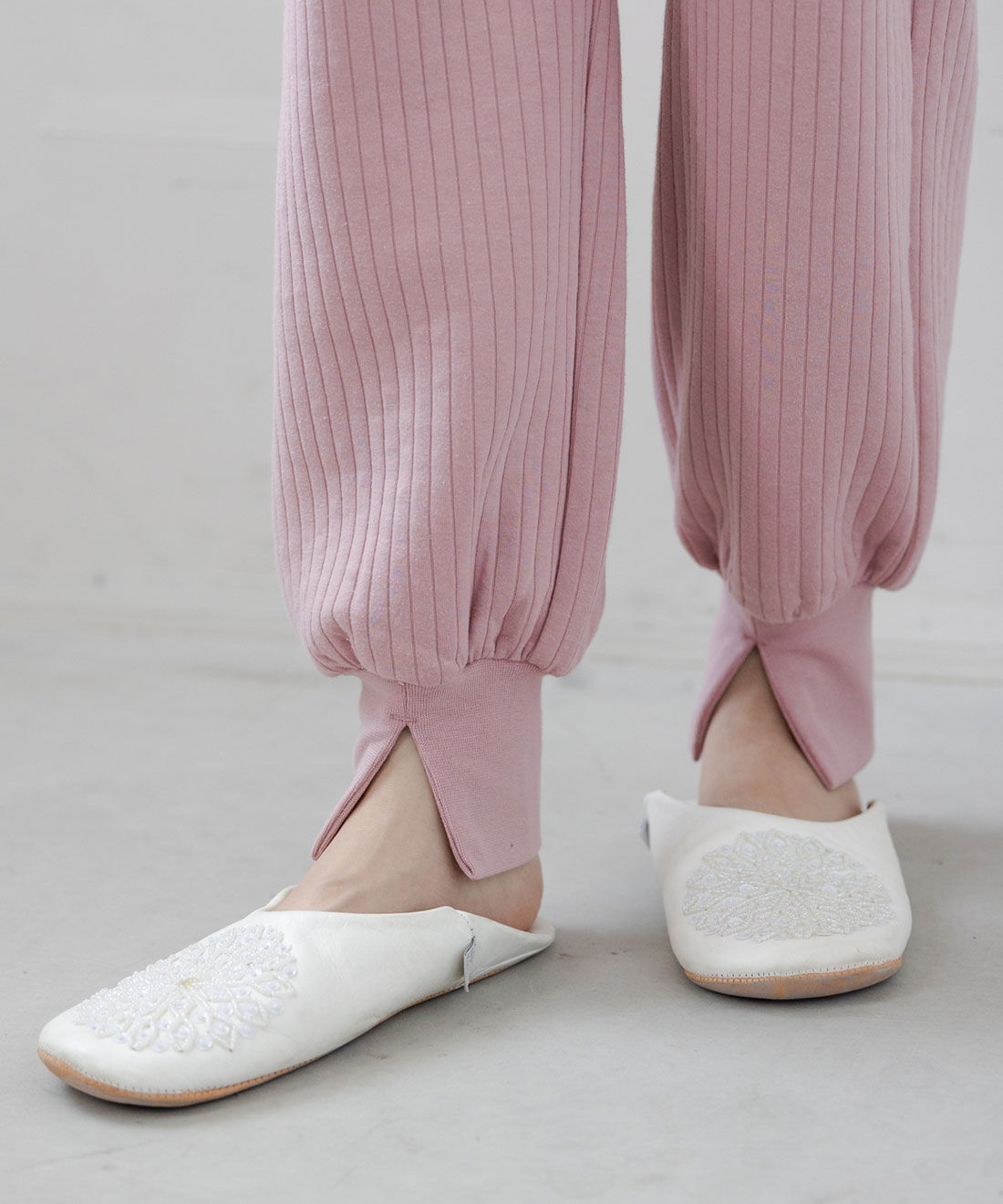 フェリシモギフトショップ|Moredde　ふっくら暖かいキルティングルームウェアセット〈ミストグレー〉|すそのスリットがモードなポイント。リブが締め付けないのもうれしい。　※写真は別色です。