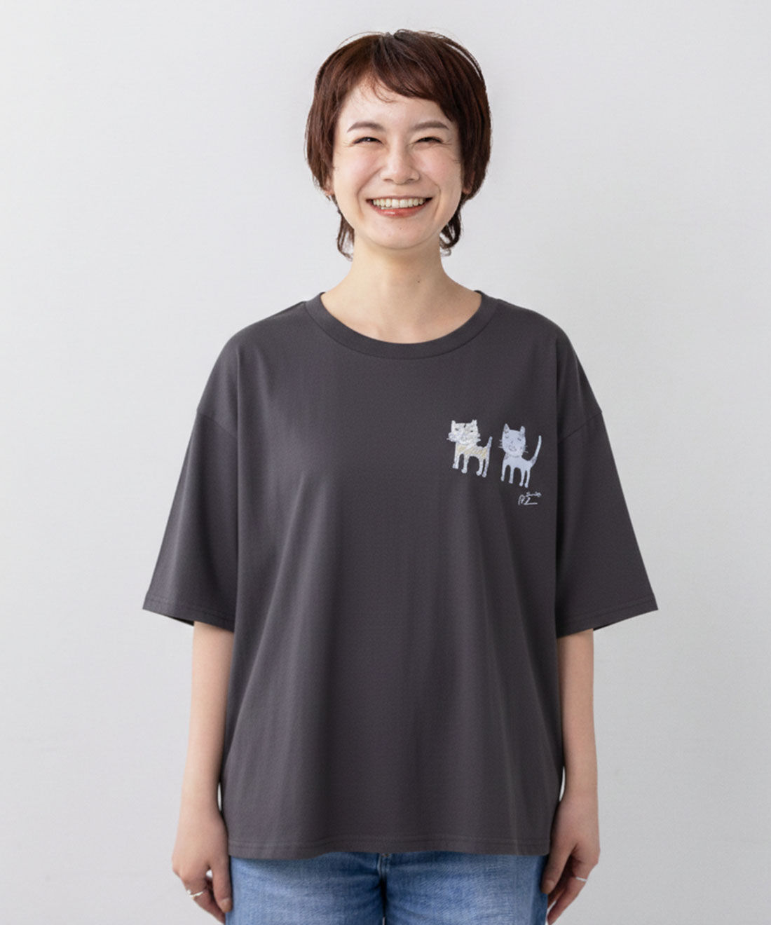 フェリシモギフトショップ|ミキ亜生&times;猫部 地域猫チャリティーTシャツ2026|※写真は着用イメージです。（モデル身長157cm/サイズ1着用イメージ）