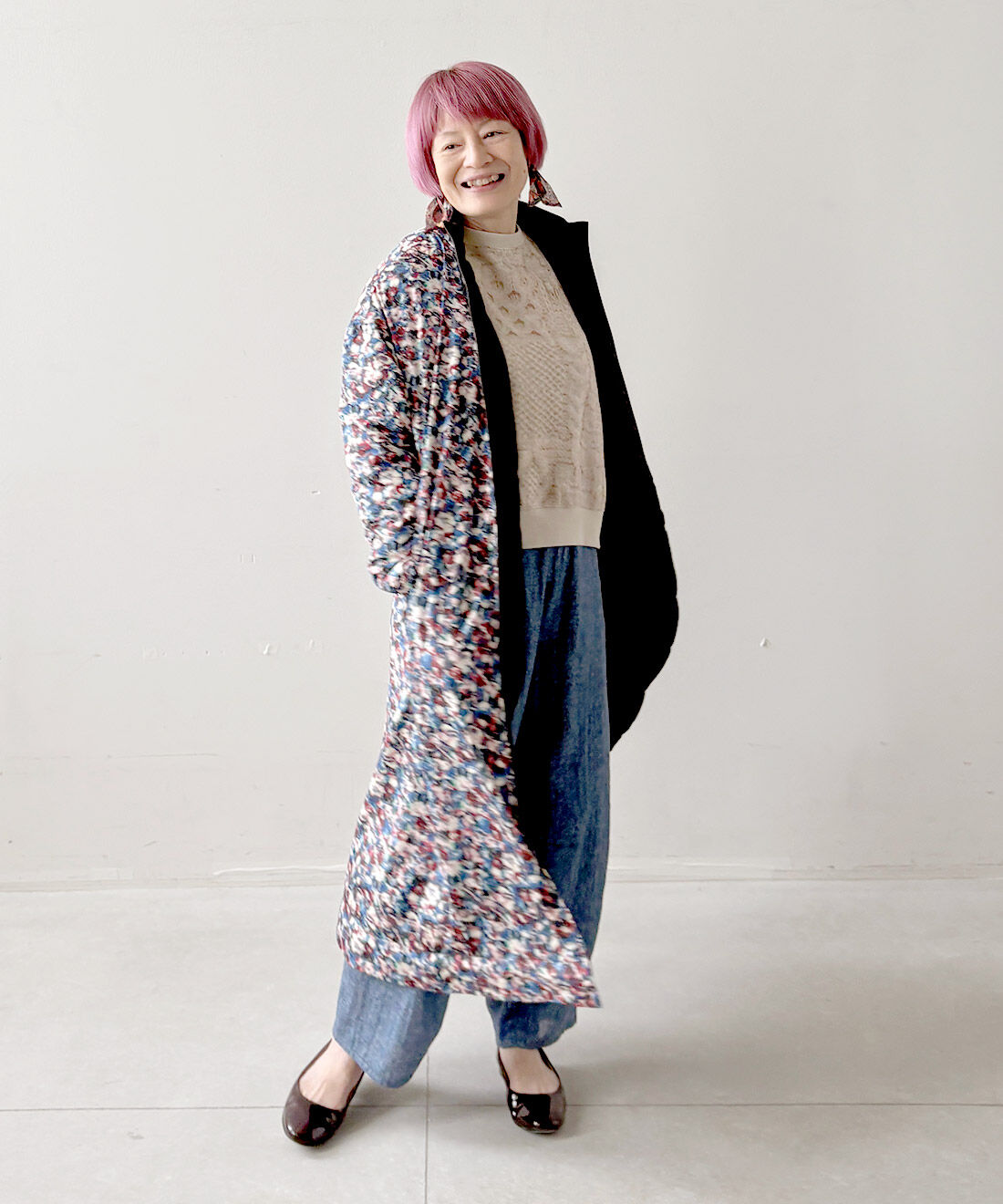 mensha!|(マフラー付き) リバーシブルコート〈花&times;ブラック〉とまるでニット！？ 軽くてやわらかな ガーゼ裏毛トップスのコーディネート|スタッフ身長：163cm　着用サイズ：（コート：M、ボトムス：M）