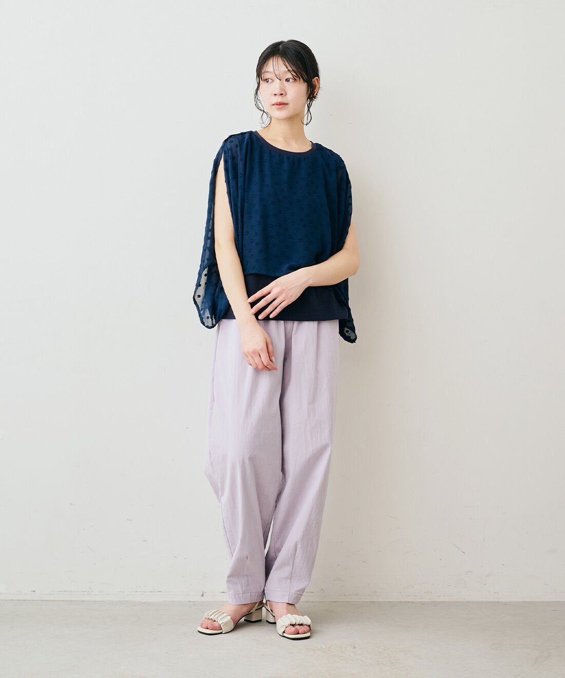 Live in  comfort|リブ イン コンフォート　シンプルライフ研究家 マキさんとつくった 気兼ねなくノースリーブを楽しめる ケープドッキングトップス|モデル身長：163cm　着用サイズ：M