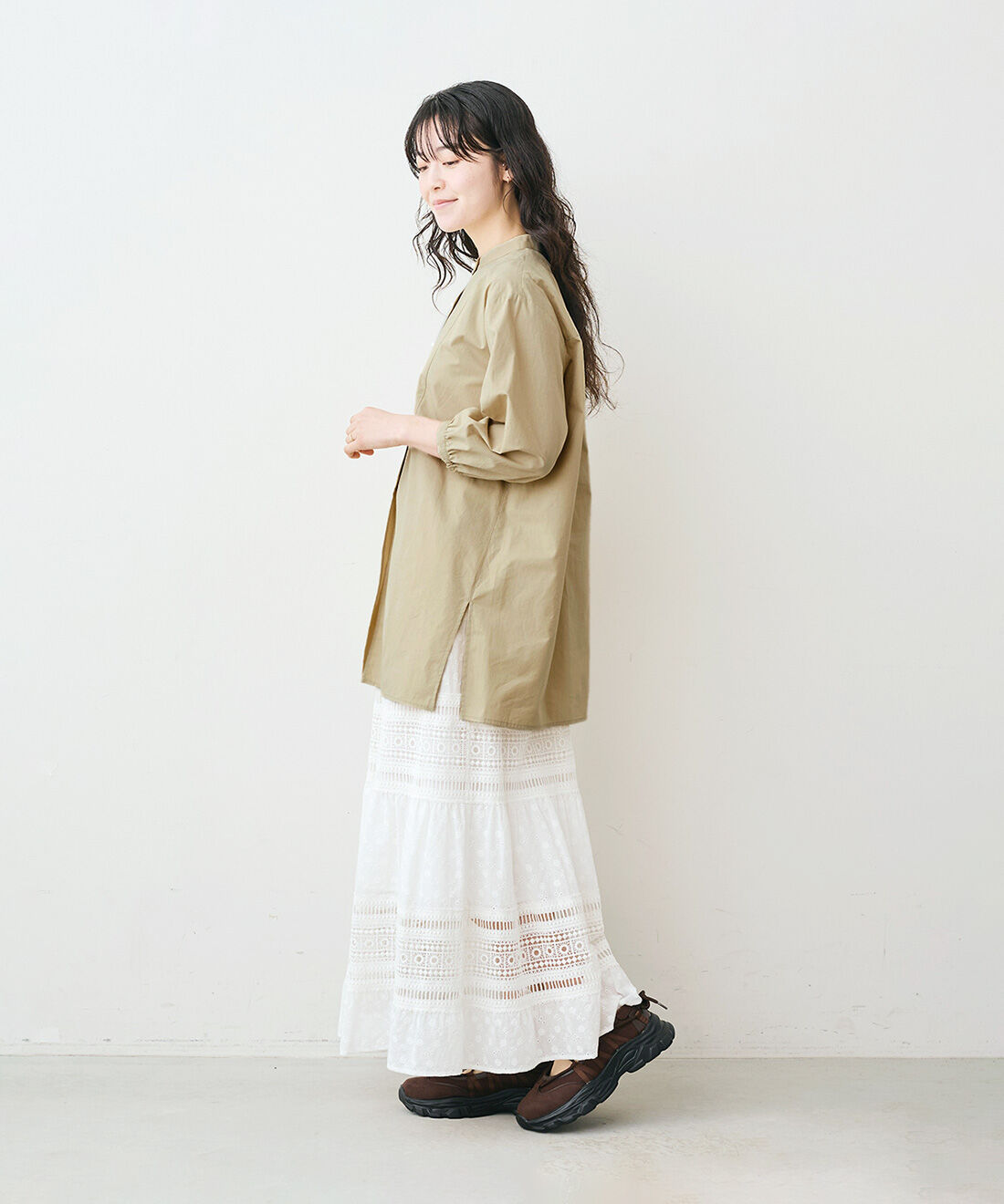 Live in  comfort|リブ イン コンフォート　爽（さわ）やかにきちんと見えする コットンパール調ボタンのシャツチュニックの会|モデル身長：163cm　着用サイズ：M