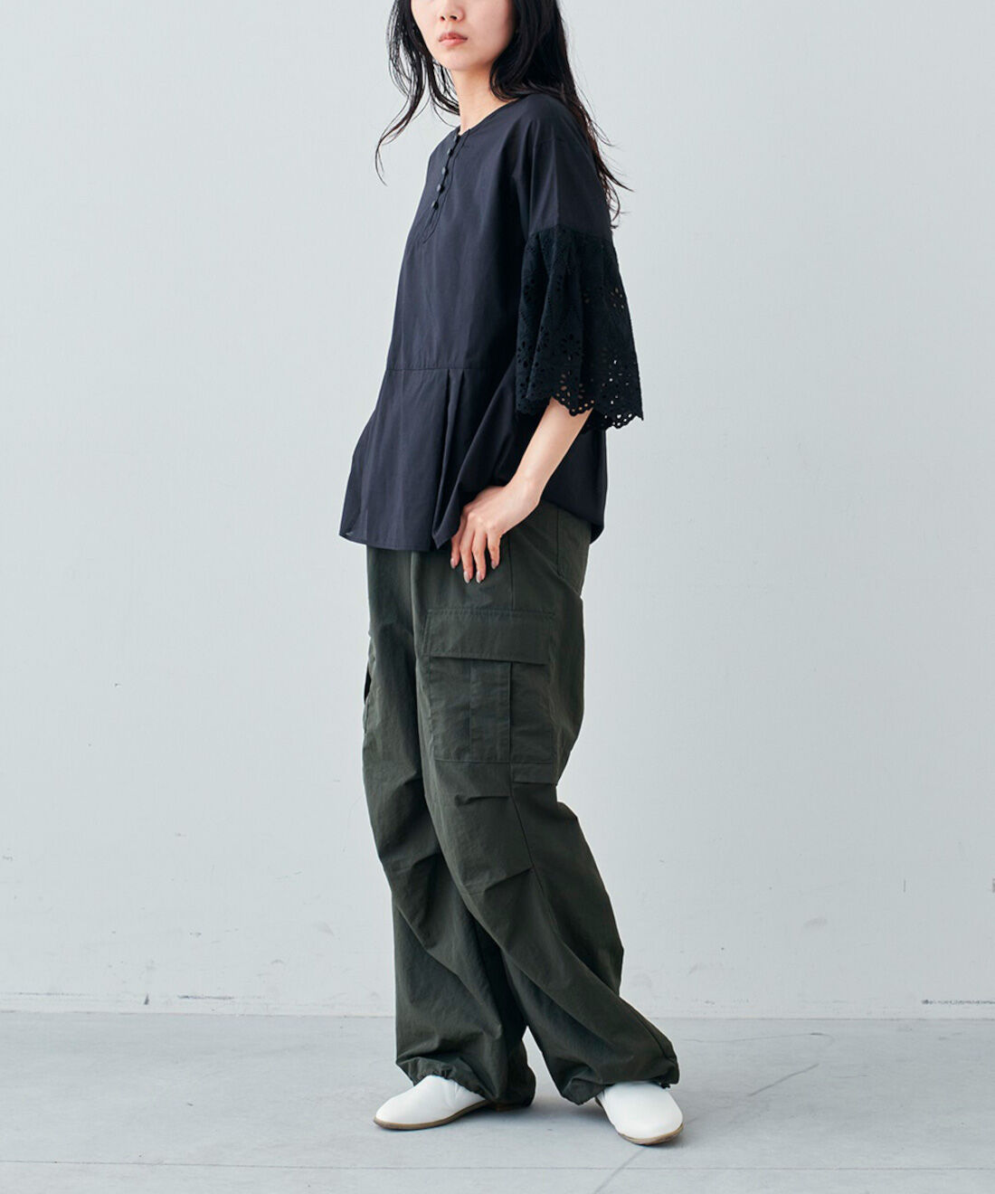 Live in  comfort|リブ　イン　コンフォート　華やかさと透け感を楽しむ　コットンブラックブラウス〈レーススリーブ〉