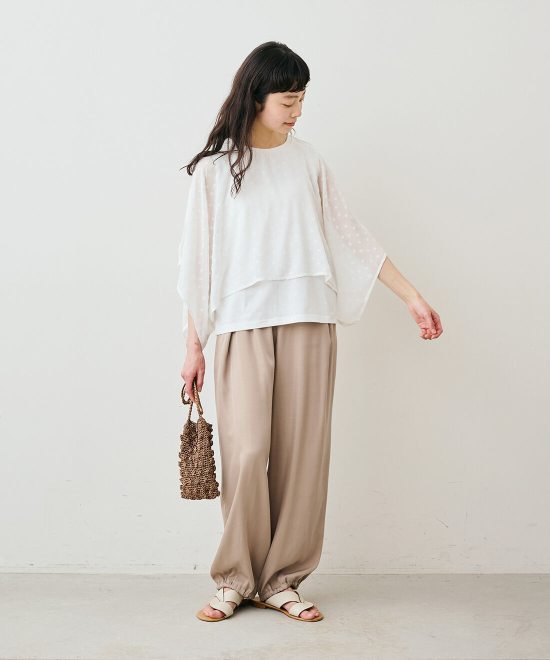 Live in  comfort|リブ イン コンフォート　シンプルライフ研究家 マキさんとつくった 気兼ねなくノースリーブを楽しめる ケープドッキングトップス|モデル身長：162cm　着用サイズ：M