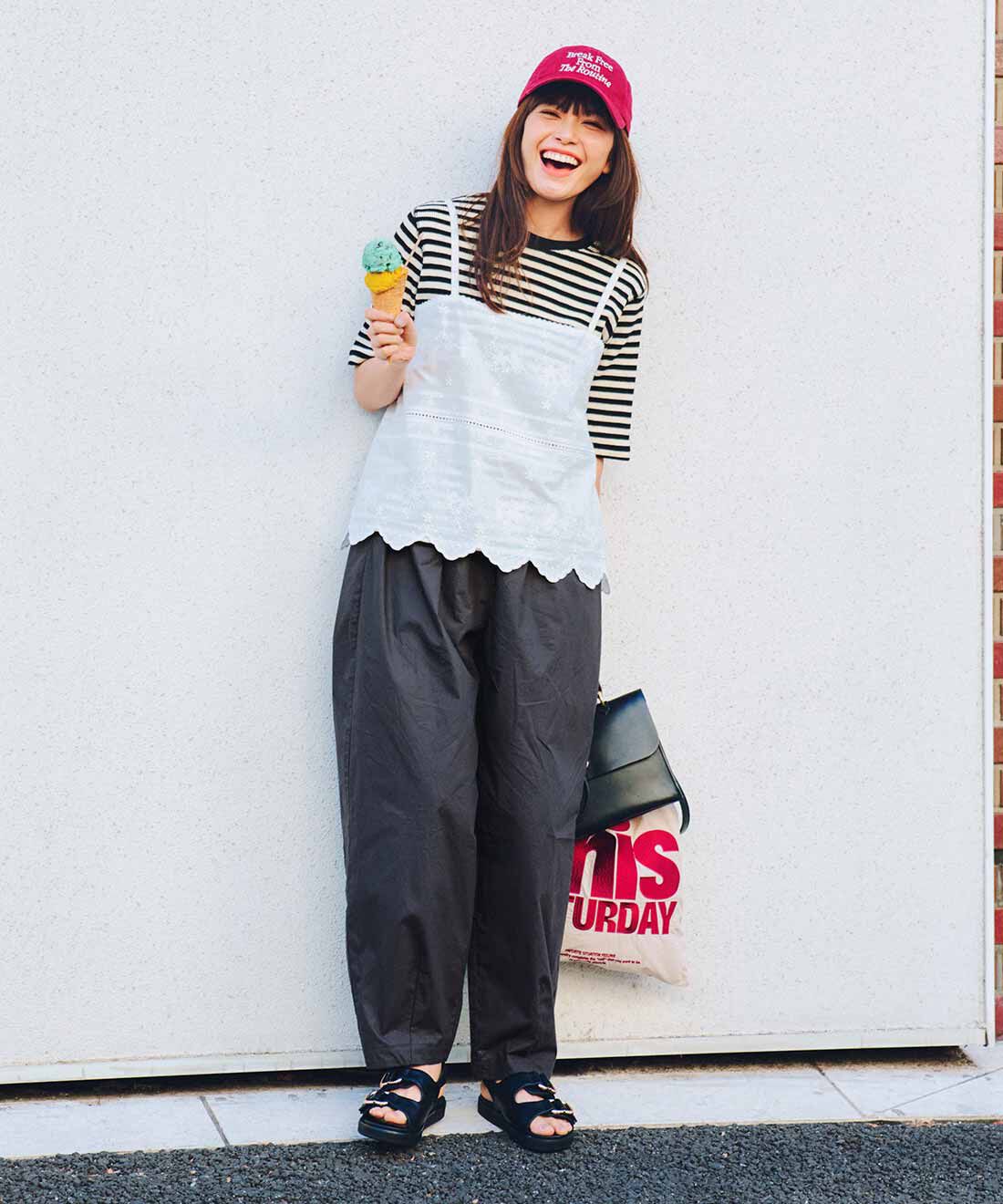 Live in  comfort|リブ イン コンフォート　どんなトップスでも大正解！ UVカット＆吸汗速乾機能のすっきり見えぷっかりバレルパンツ〈チャコールグレー〉
