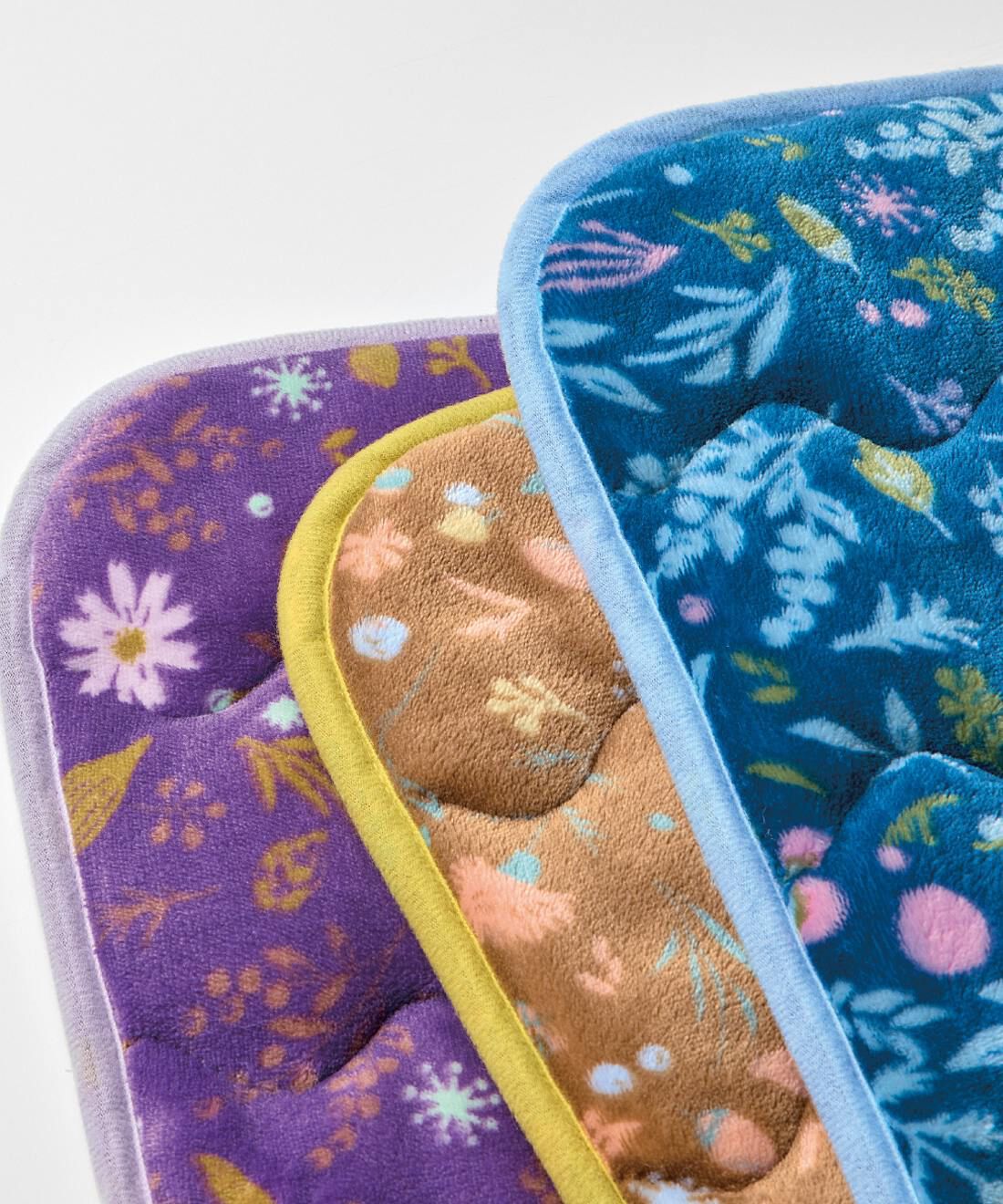 フェリシモの雑貨Kraso［クラソ］|クーフゥ　眠りに至福の肌心地　ほかとろ敷きパッド〈実りのかけら/ダブル〉の会|パイピングがほどよいアクセント。