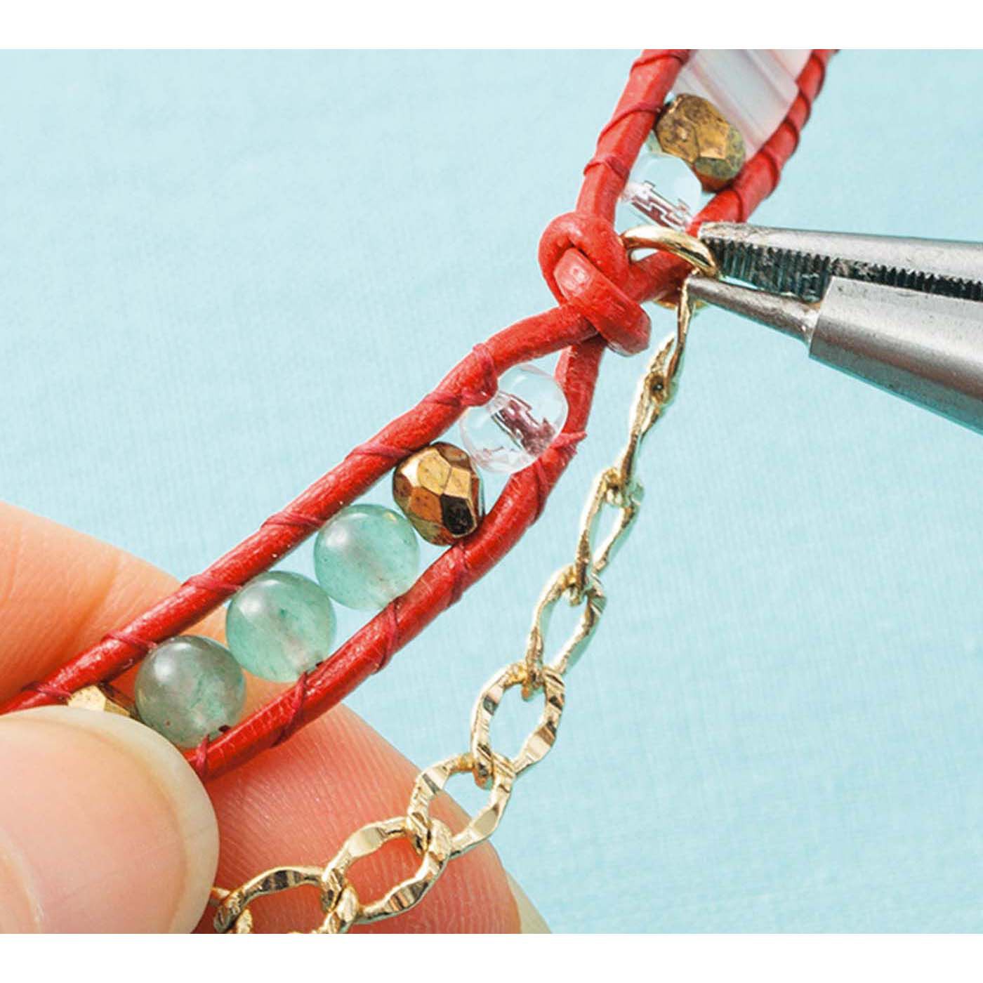 クチュリエ|【タイプが選べる】天然石がきらり　革ひも編みのラップブレスレット|アクセサリーパーツやチャームを付けて仕上げます。