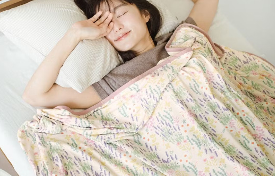 いっしょ買い：クーフゥ　接触冷感＆パイルでお好みの肌ざわり　リバーシブルケット〈夢見の香り〉