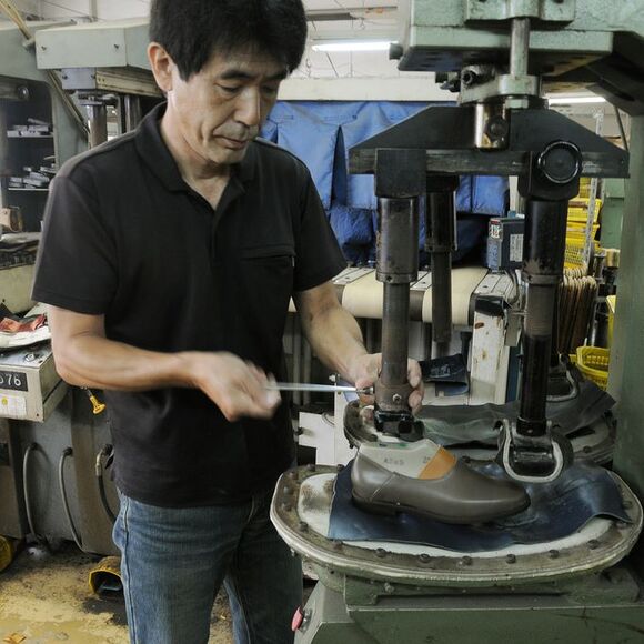 
長田の靴職人が作った　職人本革のモカシンシューズ〈ブラックスピネル〉
