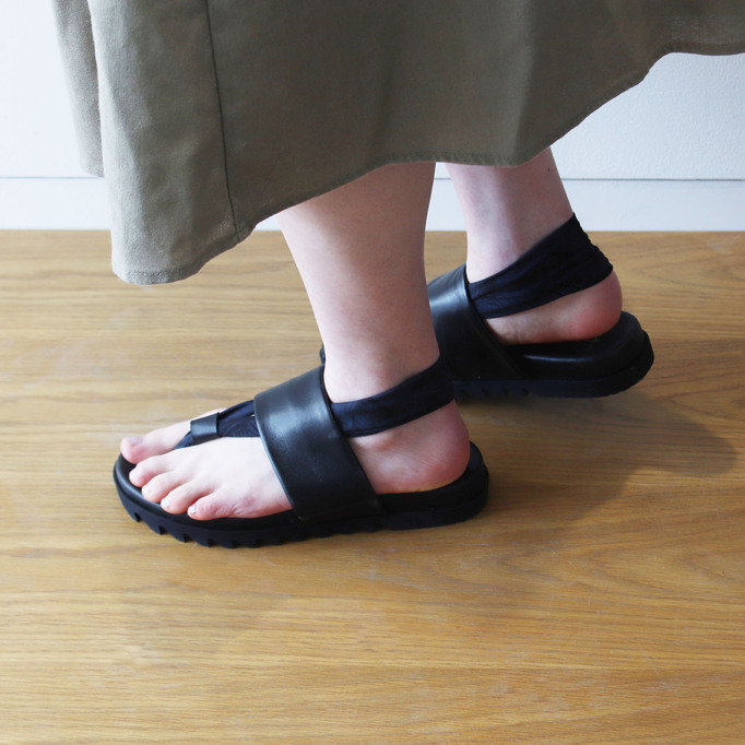 
職人本革のトングシューズ　〈ブラック・ボタニカル〉
