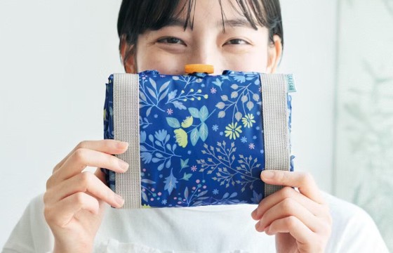 いっしょ買い：コンパクトに折りたためる　レジかごサイズのボタニカル保冷バッグ