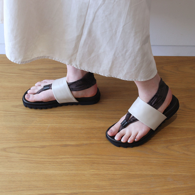 
職人本革のトングシューズ　〈ブラック・ボタニカル〉
