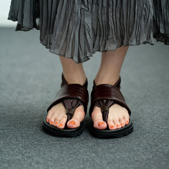 トングシューズが大ヒット、夏の定番アイテムに。