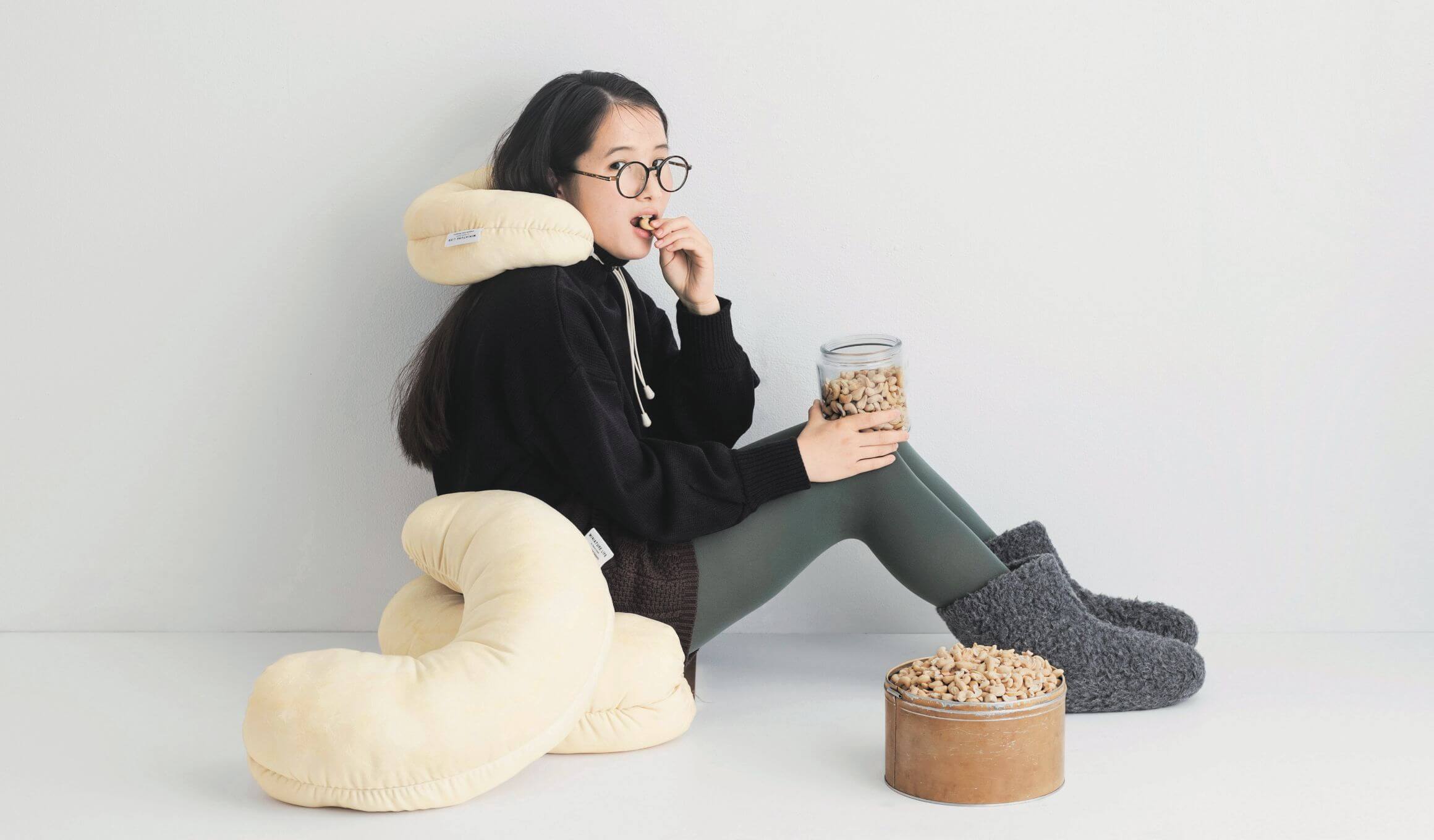 ミニチュアライフの田中さんと作った見立ての世界の一部になれるカシューナッツのネックピロー