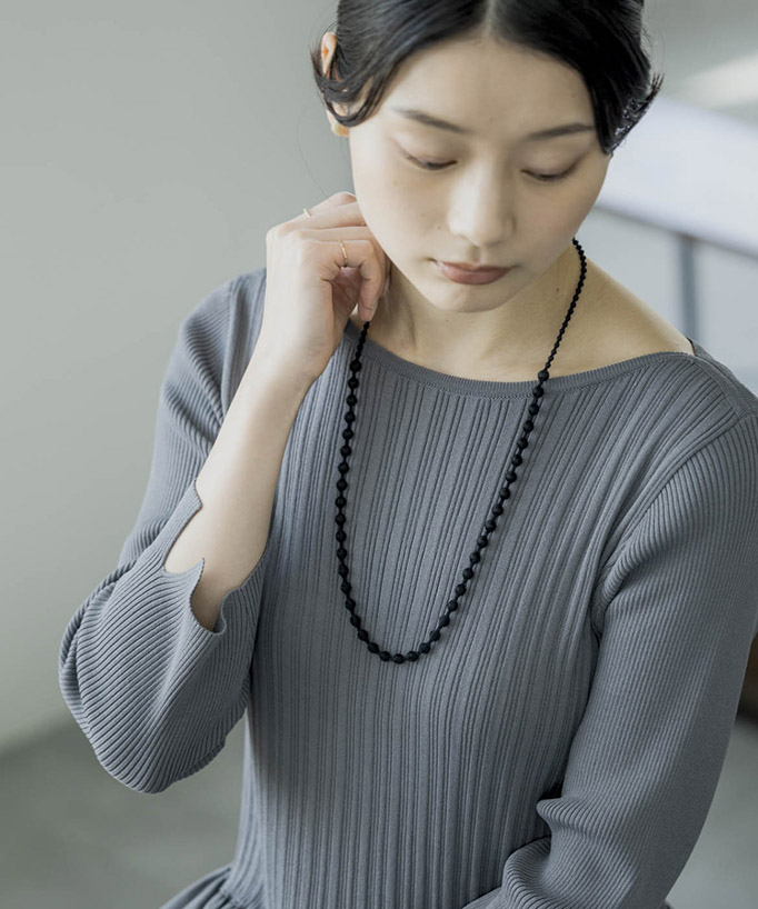 
軽い糸のネックレス
