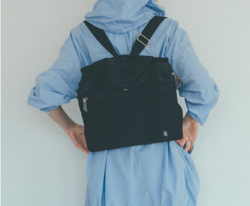 荷物を仕切ってすっきり収納 Tトート〈ブラック・撥水(はっすい)3-WAY〉1個 ¥4,500(+10% ¥4,950)