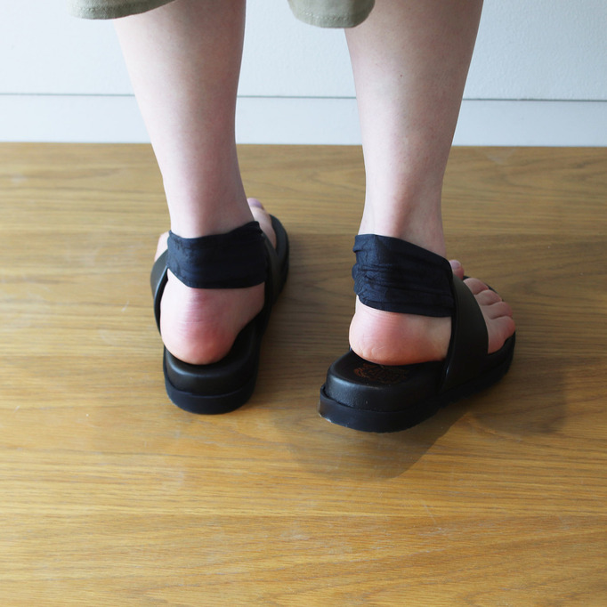 
職人本革のトングシューズ　〈ブラック・ボタニカル〉
