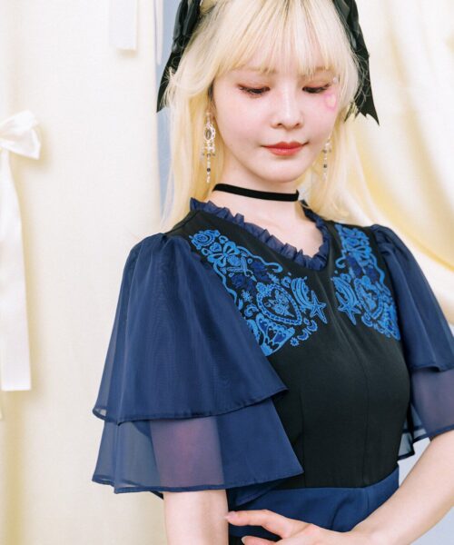 ふわりと透ける2段フリルの袖
